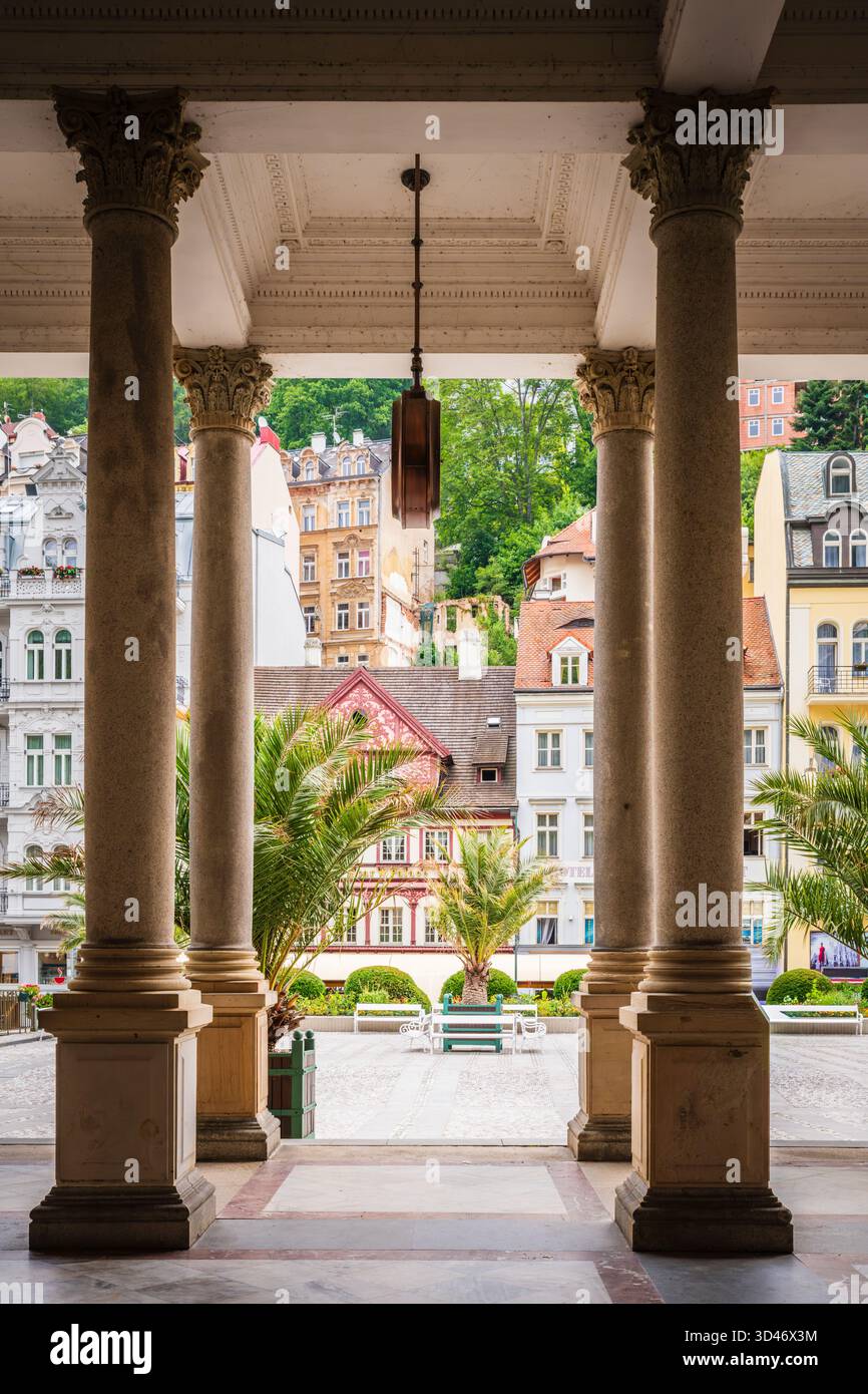 Die aus dem 19. Jahrhundert stammende Mühlenkolonnade aus der Neorenaissance beherbergt 124 korinthische Säulen, die mehrere heiße Quellen beherbergt und ein Symbol der Kurstadt ist Stockfoto