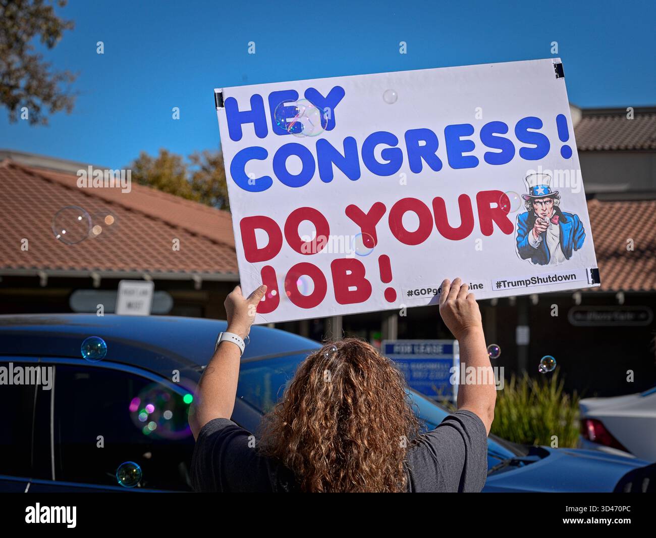 Pleasant Hill, CA, USA, 8. November 2025, Rallye, märz, Honk and Wave Event unterstützt Veteranenrechte und „Food for the People, Not Gatsby Parties!“. Stockfoto