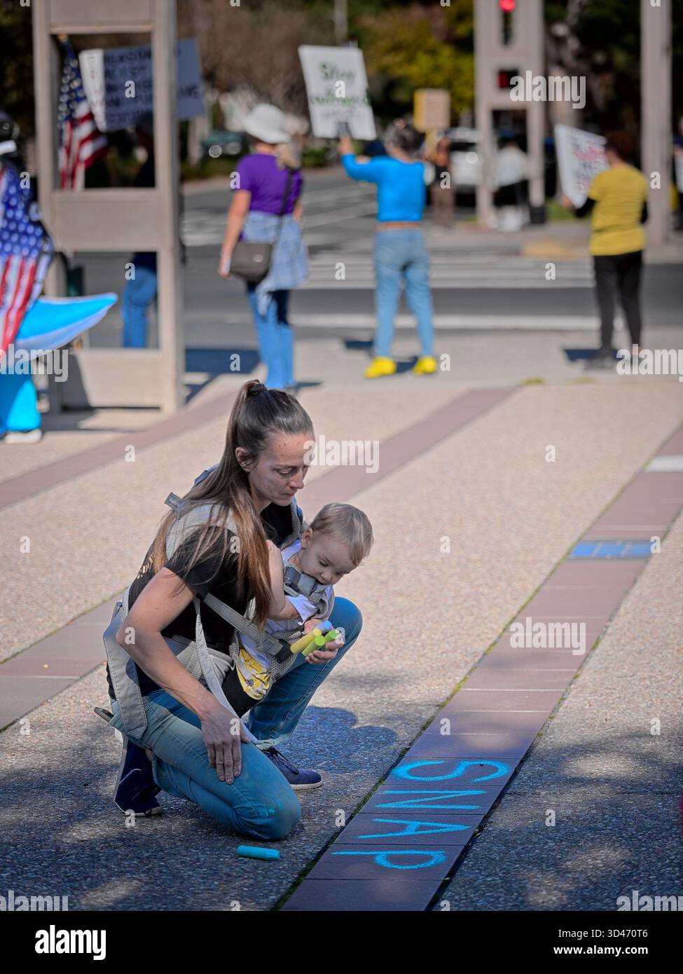 Pleasant Hill, CA, USA, 8. November 2025, Rallye, märz, Honk and Wave Event unterstützt Veteranenrechte und „Food for the People, Not Gatsby Parties!“. Stockfoto