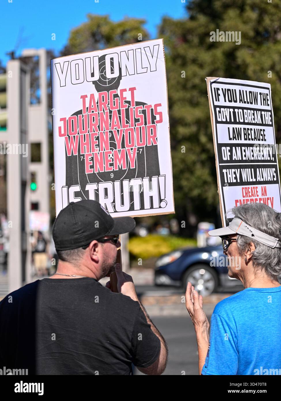 Pleasant Hill, CA, USA, 8. November 2025, Rallye, märz, Honk and Wave Event unterstützt Veteranenrechte und „Food for the People, Not Gatsby Parties!“. Stockfoto