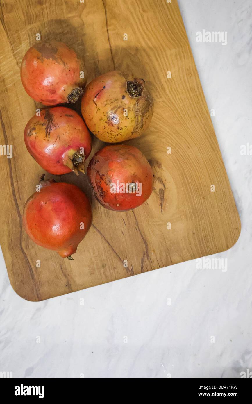 Frische reife Granatapfelfrüchte auf dem Holz. Punica granatum. Stockfoto