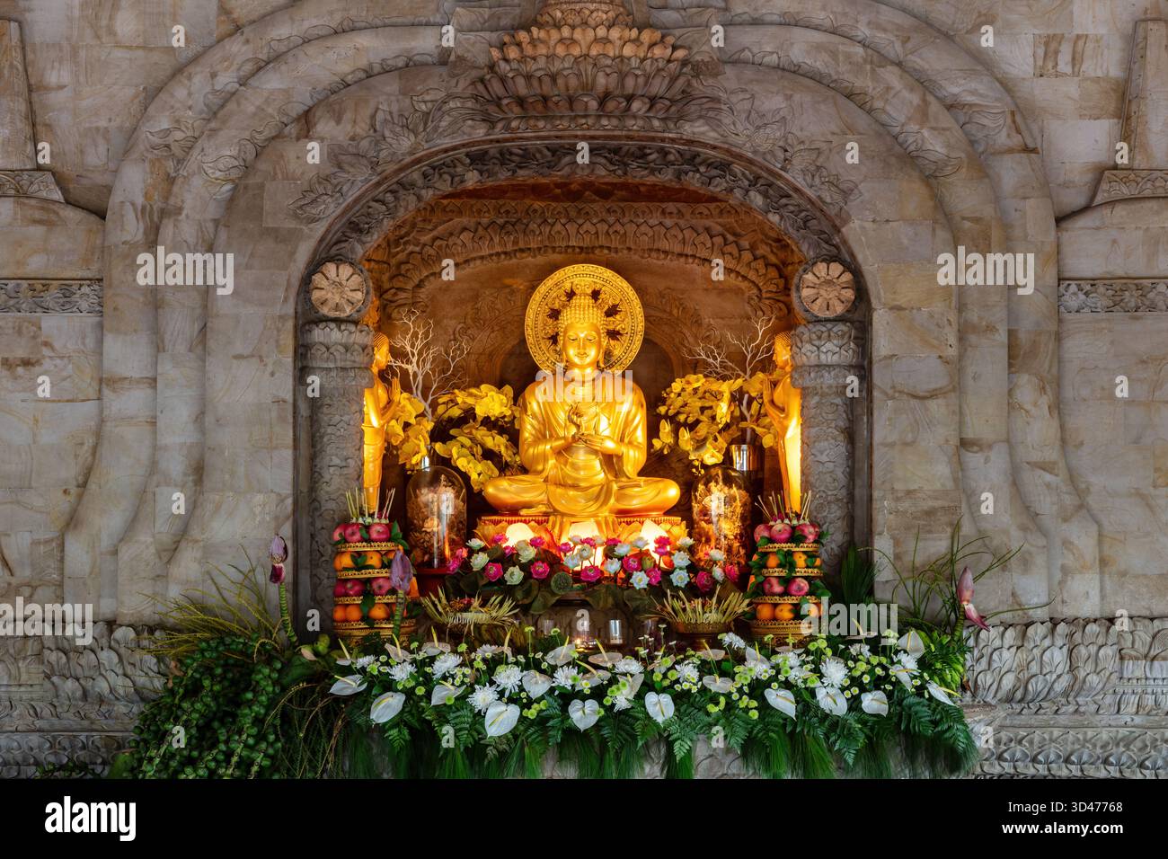 Innenszene des buddhistischen Tempels des Dharma giri vihara in Nord-Bali, Indonesien, mit goldenen Skulpturen, die Buddha darstellen. Stockfoto