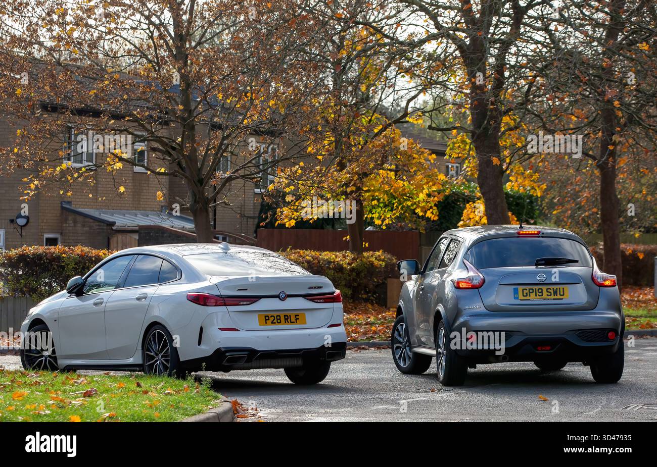Milton Keynes, Bucks, Großbritannien - Nov. 8. 2025: Auto parkt an einer Kreuzung, was es für andere Verkehrsteilnehmer schwierig und gefährlich macht Stockfoto