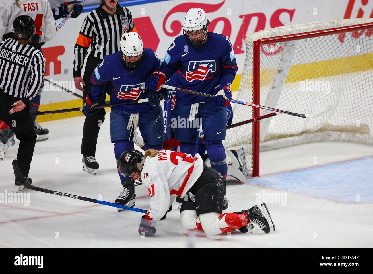 Buffalo, New York, USA. November 2025. Die US-amerikanische Stürmerin Britta Curl-Salem (17) und der Verteidiger Haley Winn (8) kämpfen in der zweiten Periode gegen das Team Canada. Das Team USA Women's National Team war Gastgeber des kanadischen Women's National Teams in einem Spiel der Canada USA Rivalry Series im Key Bank Center in Buffalo, New York. (Jonathan Tenca/CSM). Quelle: csm/Alamy Live News Stockfoto