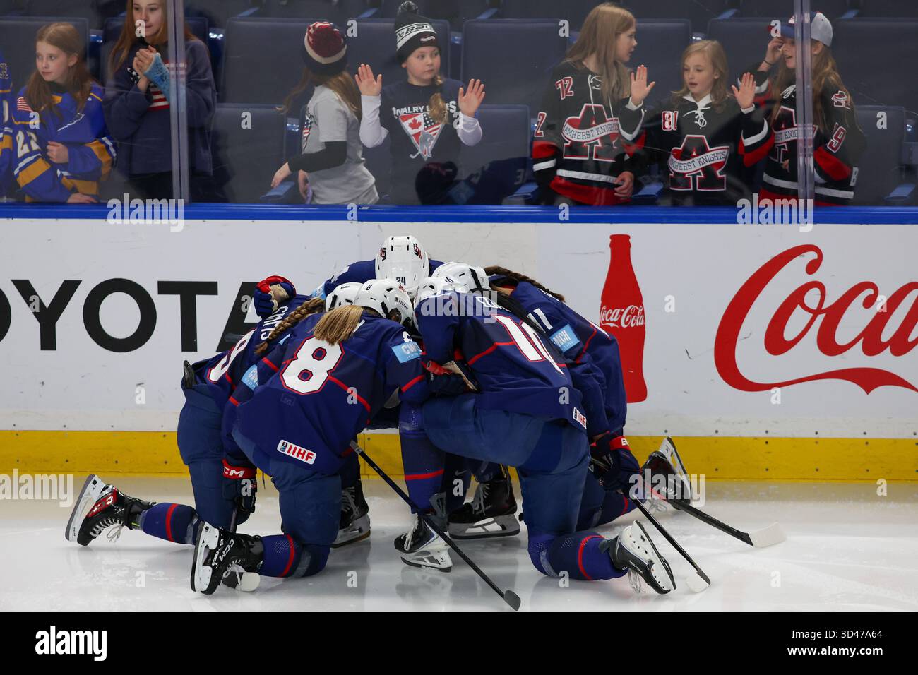 Buffalo, New York, USA. November 2025. Die Spieler des Teams USA beten in Aufwärmrunden vor dem Spiel gegen Team Canada. Das Team USA Women's National Team war Gastgeber des kanadischen Women's National Teams in einem Spiel der Canada USA Rivalry Series im Key Bank Center in Buffalo, New York. (Jonathan Tenca/CSM). Quelle: csm/Alamy Live News Stockfoto