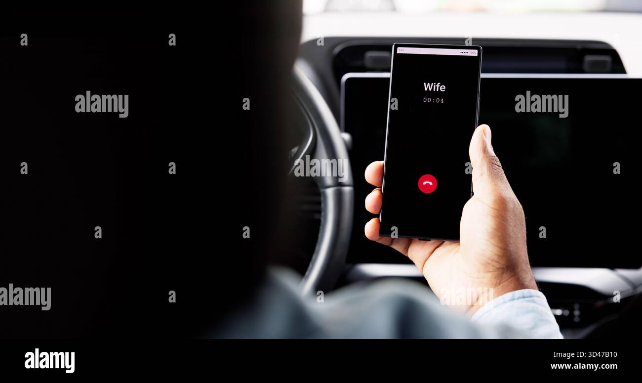 Young Black Man Fährt Mietwagen Durch Die Stadt, Konvertiert Auf Dem Smartphone. Stockfoto