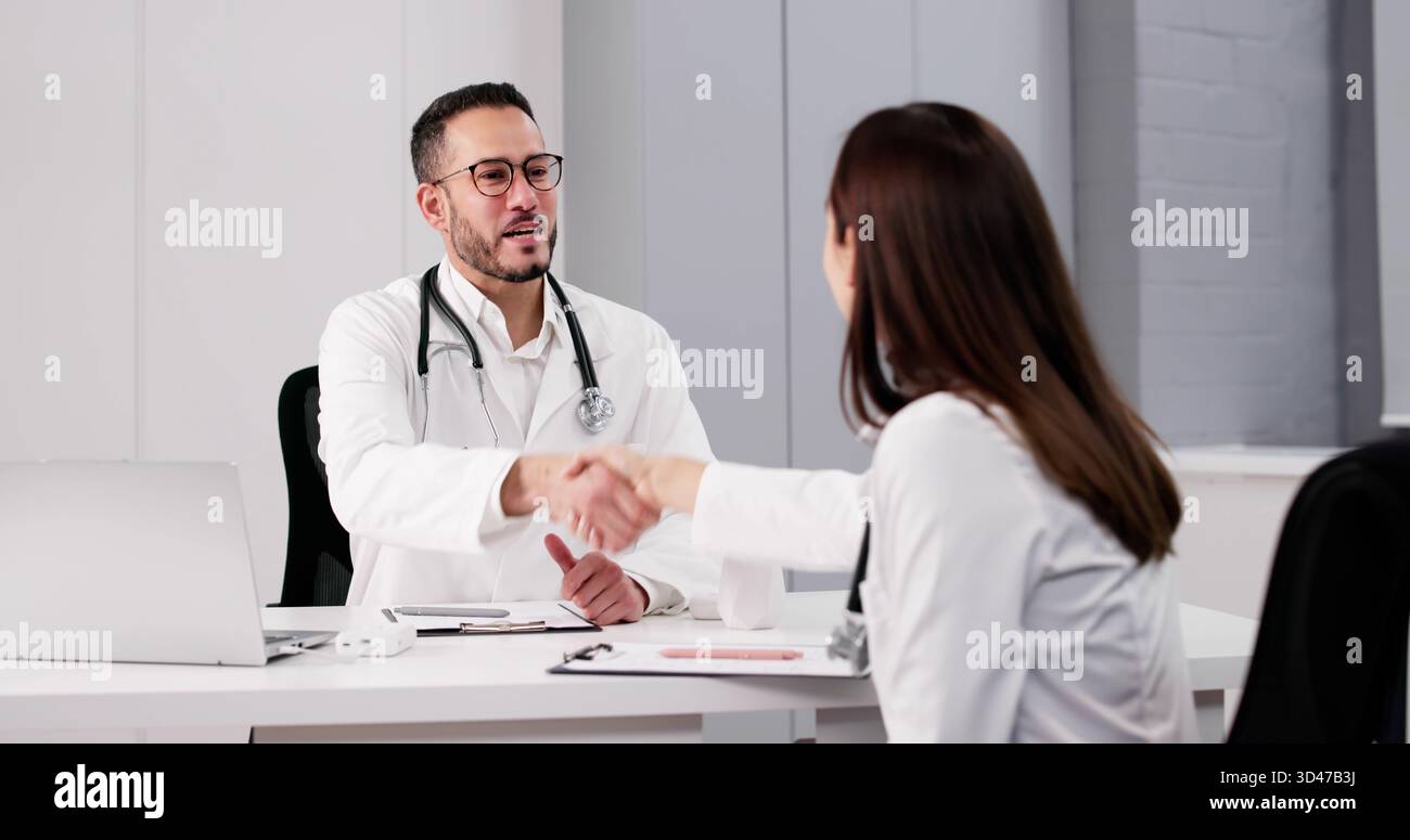 Top Healthcare Professionals Recruiting Für Krankenhaus Medical Staffing. Handshake-Meeting. Stockfoto