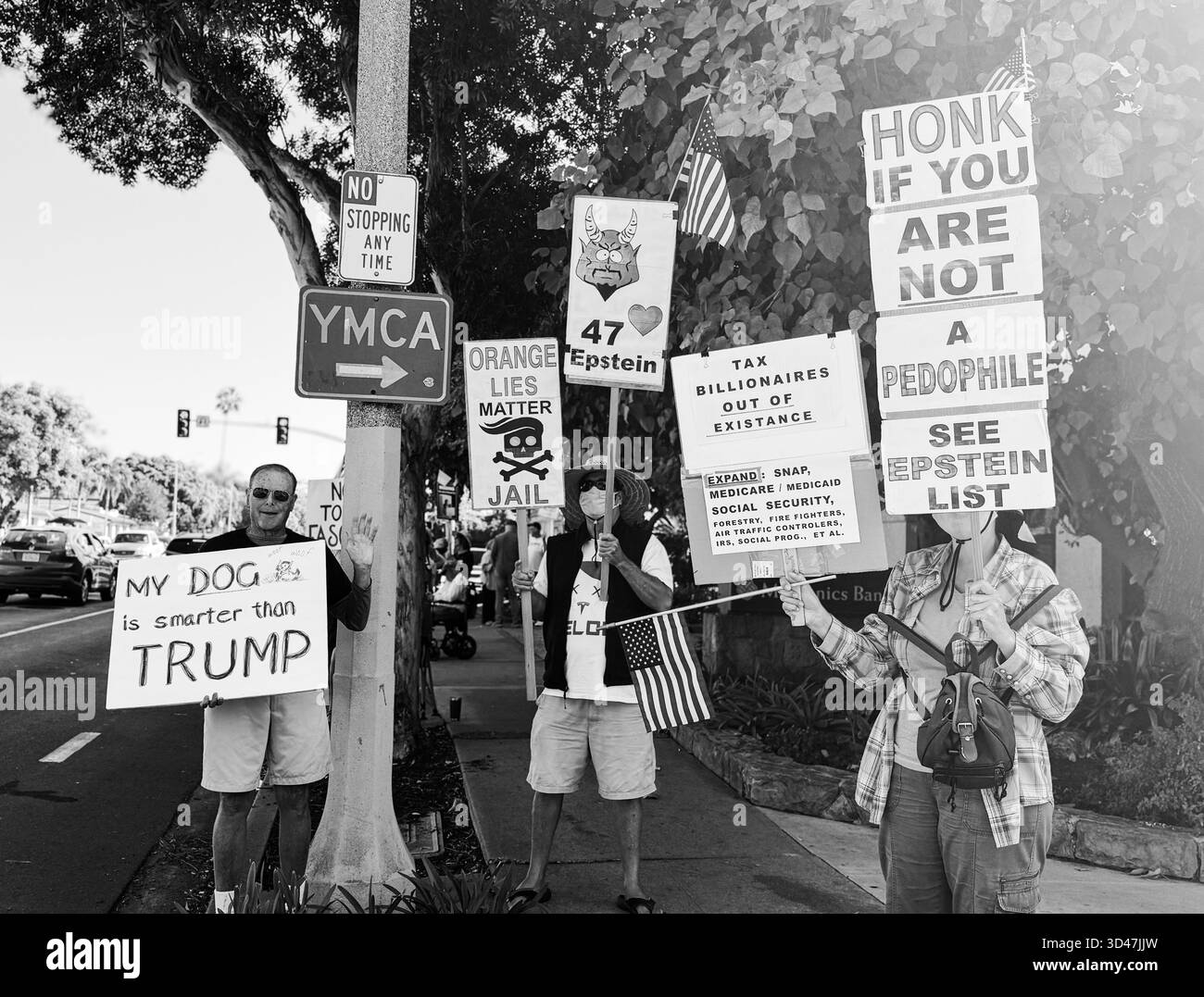 Santa Barbara, CA, USA. November 2025. Protest gegen Präsident Trump und seine Politik auf der oberen State Street in Santa Barbara. (Kreditbild: © Amy Katz/ZUMA Press Wire) NUR REDAKTIONELLE VERWENDUNG! Nicht für kommerzielle ZWECKE! Stockfoto