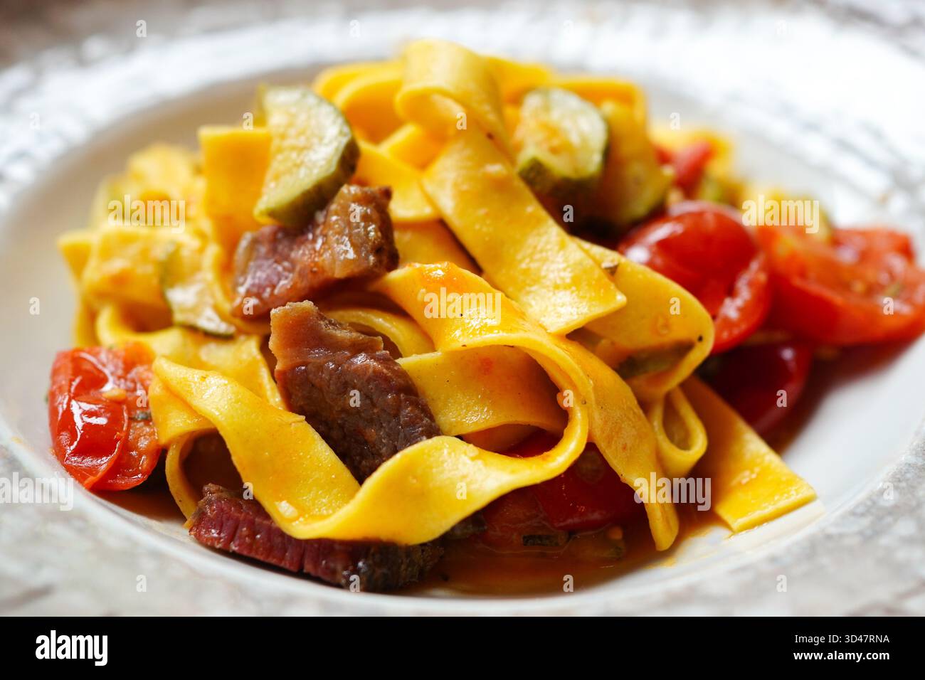 Italienische frische Tagliatelle mit Gemüse und Fleisch Stockfoto