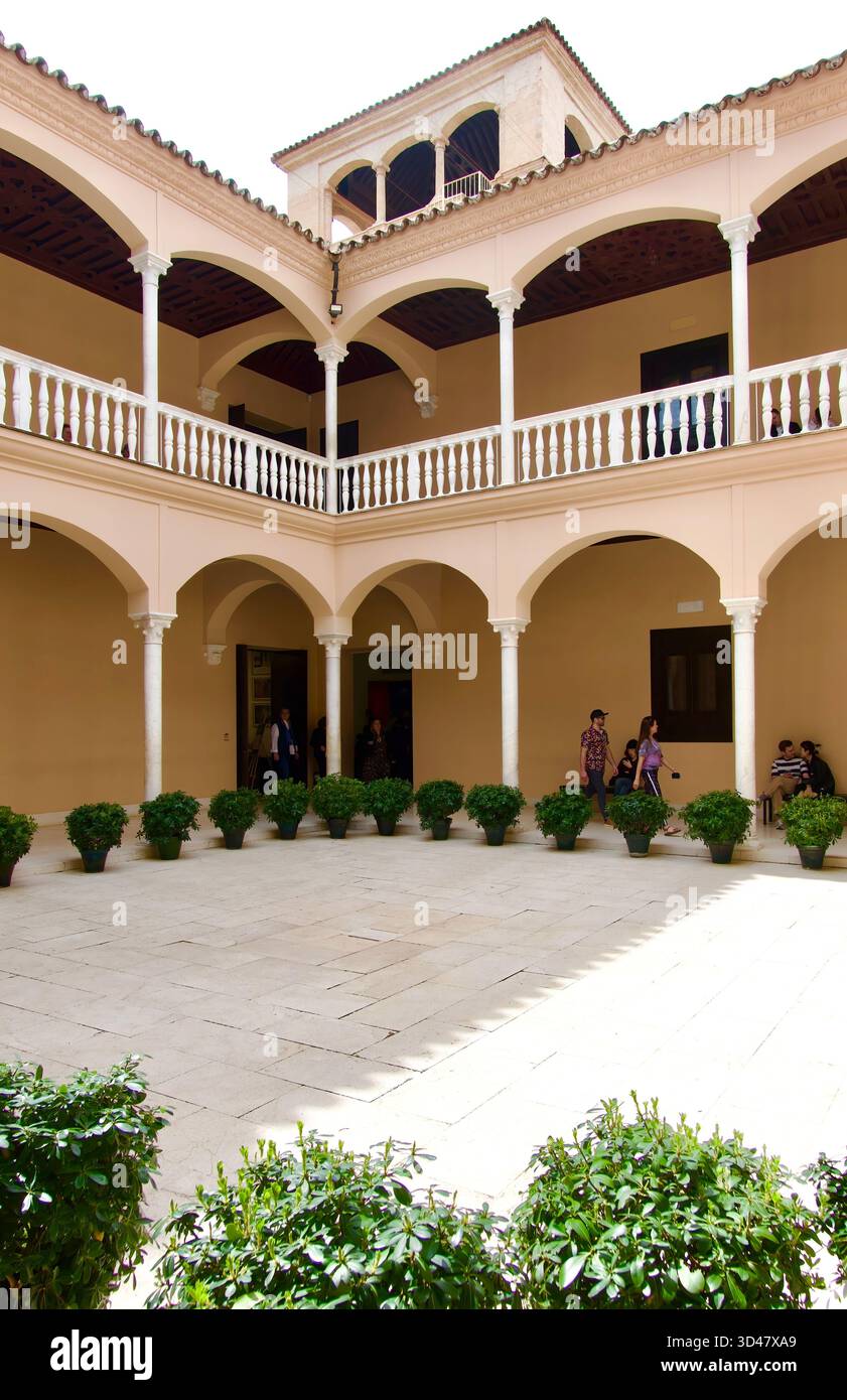 Touristen im Innenhof von Picassos Geburtsort und Museo Casa Natal oder Museo Picasso Málaga Calle San Agustín Malaga Andalusien Spanien Europa Stockfoto