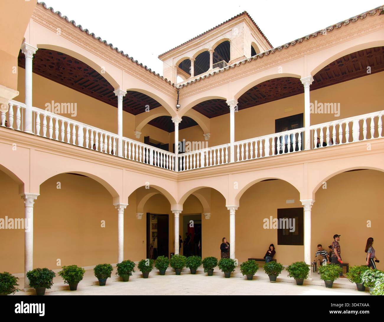 Touristen im Innenhof von Picassos Geburtsort und Museo Casa Natal oder Museo Picasso Málaga Calle San Agustín Malaga Andalusien Spanien Europa Stockfoto