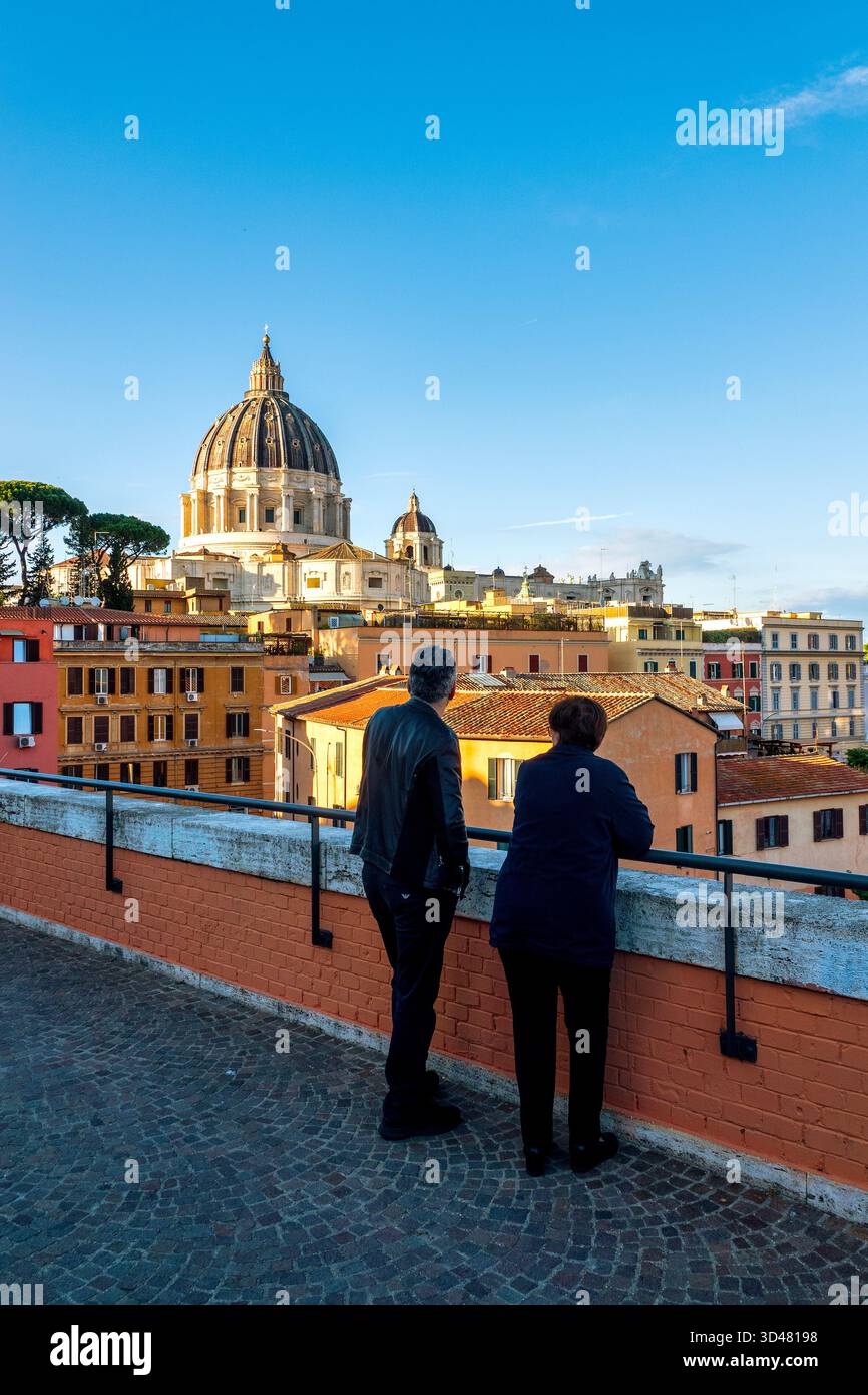 Ein Mann und eine Frau bewundern den Petersdom aus der Passeggiata del Gelsomino, Rom, Italien. Stockfoto