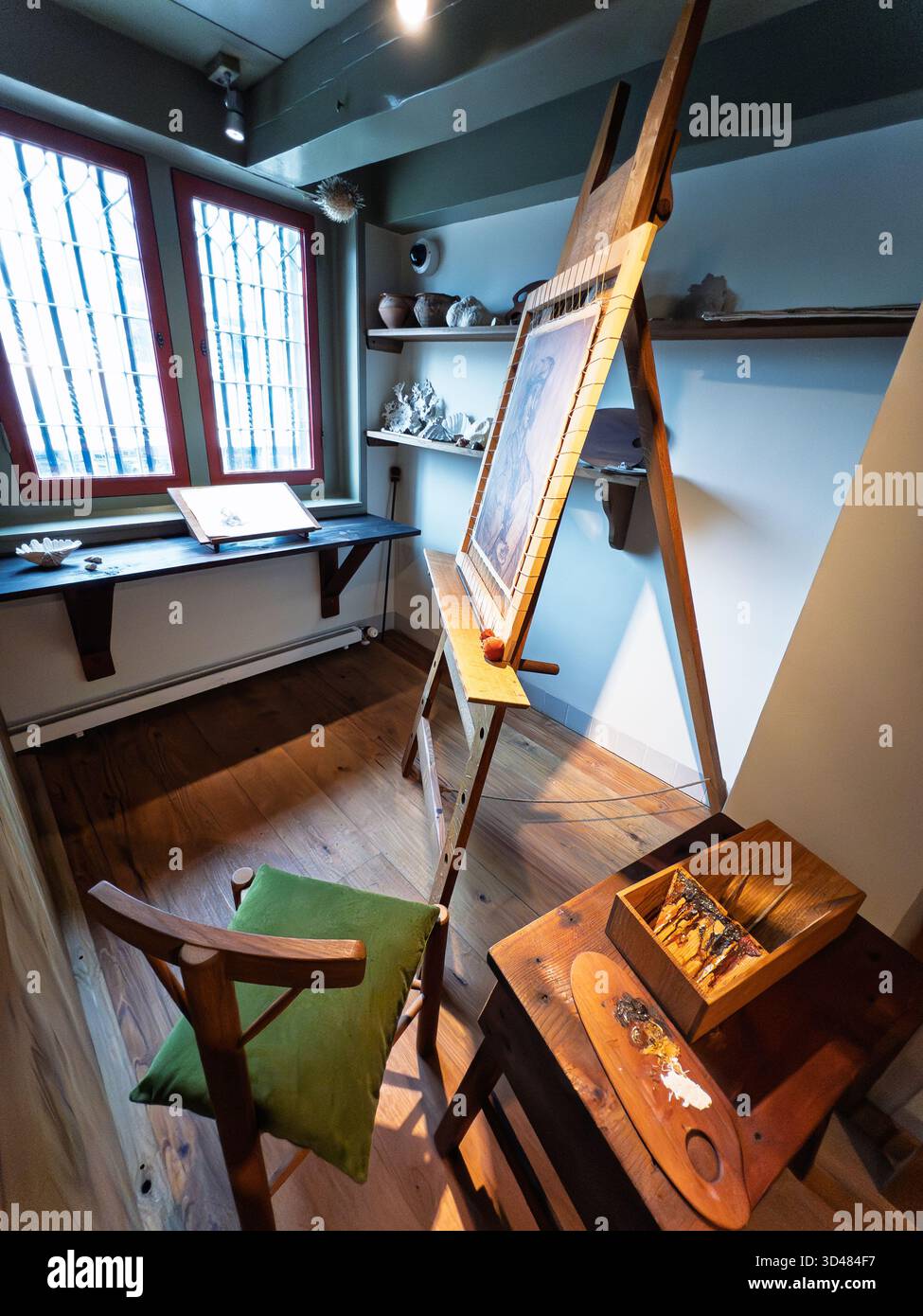 Rembrandts Atelier, eingerichtet mit einer Nachbildung der Arbeit des Künstlers im Raum - Smartphone-aufgenommenes Stockfoto
