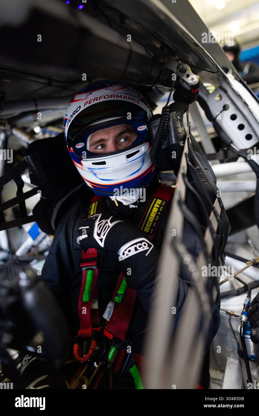 SARGEANT Logan (usa), Proton Competition, Ford Mustang LMGT3 #77, LM GT3, Porträt während des Rookie Tests der FIA World Endurance Championship 2025 2025, am 9. November 2025 auf dem Bahrain International Circuit in Sakhir, Bahrain Stockfoto
