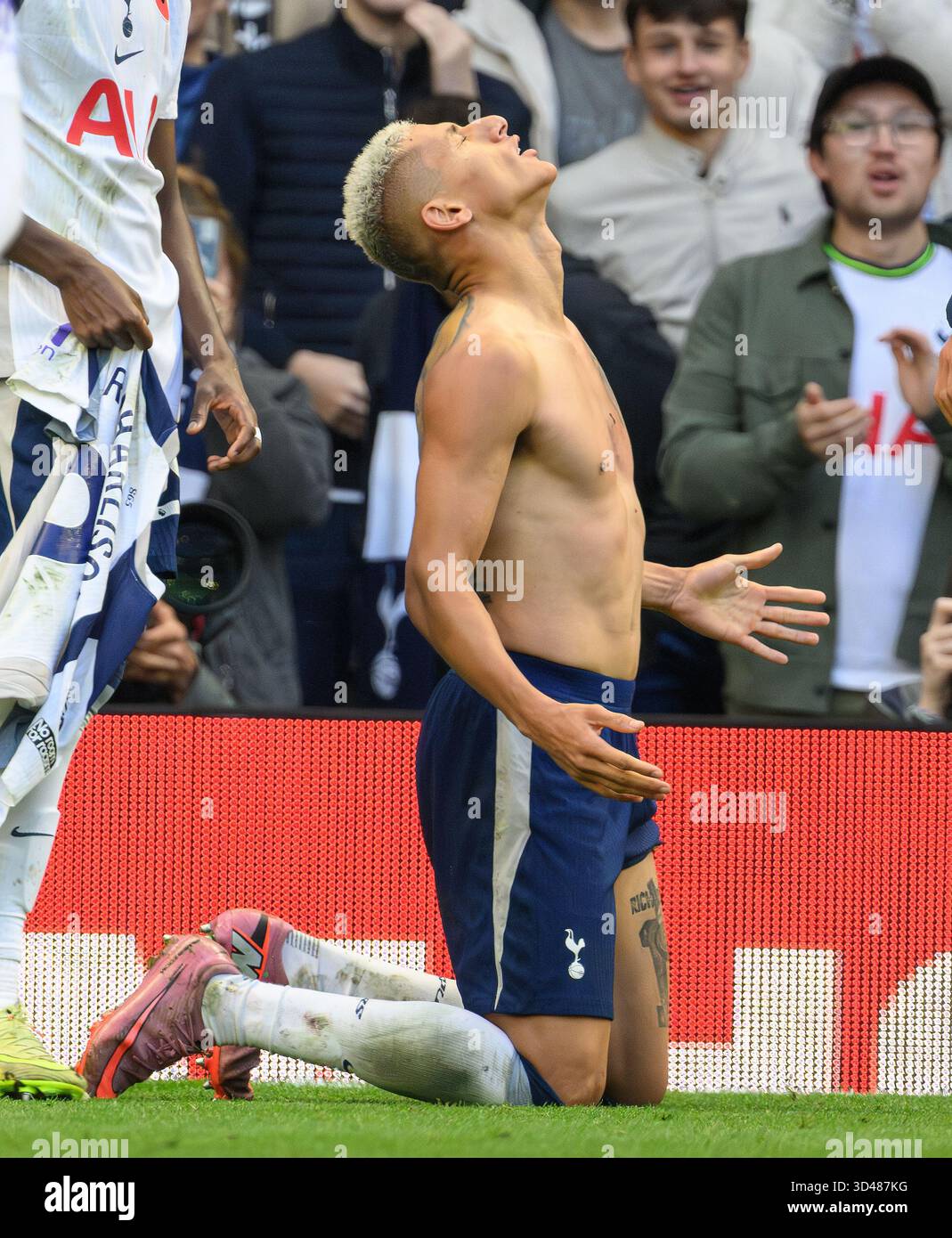 London, Großbritannien. November 2025. Tottenham Hotspur / Manchester United - Premier League - Tottenham Hotspur Stadium - London. Richarlison feiert sein Ziel. Bildnachweis: Mark Pain / Alamy Live News Stockfoto