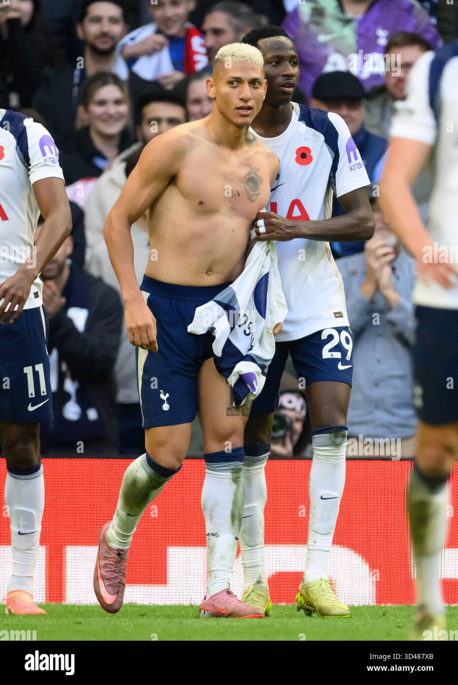 London, Großbritannien. November 2025. Tottenham Hotspur / Manchester United - Premier League - Tottenham Hotspur Stadium - London. Richarlison feiert sein Ziel. Bildnachweis: Mark Pain / Alamy Live News Stockfoto