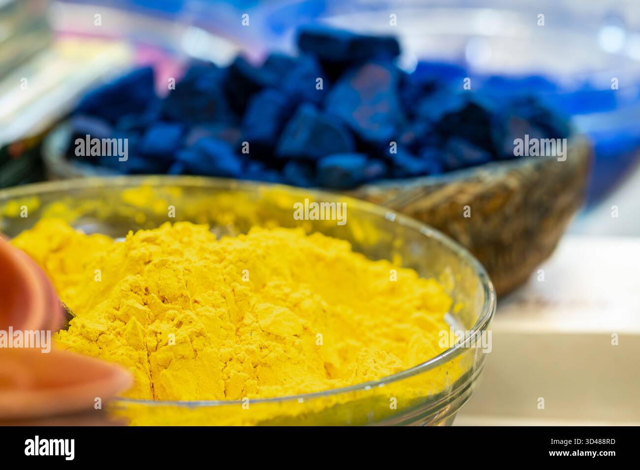 Schüsseln mit verschiedenen Farbpigmenten im Marrakesch-Souk. Bunte Farbpigmente in der Medina von Marrakesch, Marokko. Pigmente zum Färben von Stoffen, Seide. Stockfoto