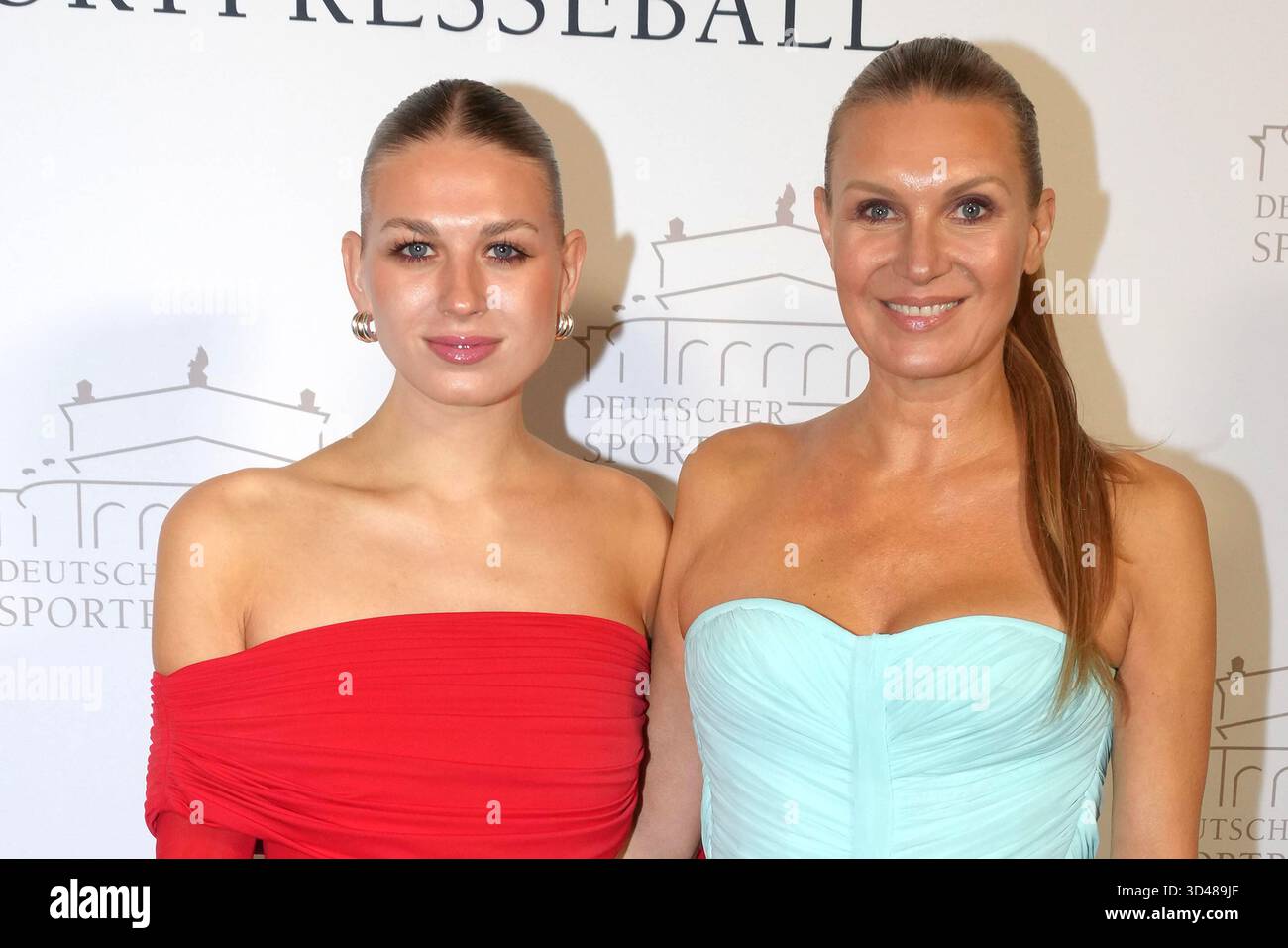 Frankfurt, Deutschland. November 2025. Noemi Peschel und Magdalena Brzeska während des Deutschen Sports Media Ball (43. Sportpresseball) in der Alten Oper am 8. November 2025 in Frankfurt am Main. Quelle: Ralph Metzger/Alamy Live News Stockfoto