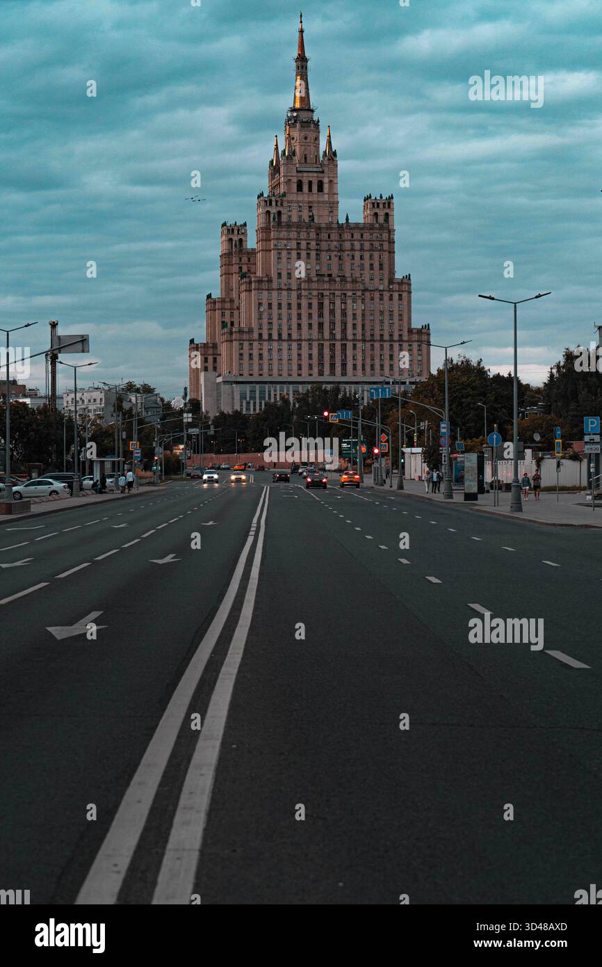 Hochhaus am Kudrinskaja Platz Stockfoto