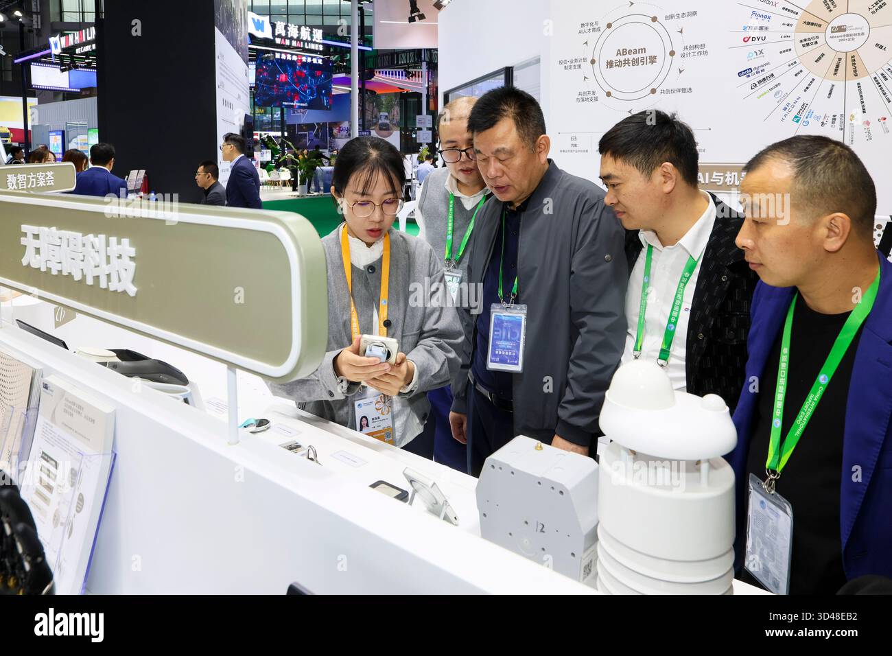 (251109) -- SHANGHAI, 9. November 2025 (Xinhua) -- ein Aussteller stellt auf der Messe Trade in Services ein intelligentes NFC-Vorhängeschloss auf der achten China International Import Expo (CIIE) im ostchinesischen Shanghai am 9. November 2025 vor. Der Service Trade Exhibition Area auf der diesjährigen CIIE konzentriert sich auf die Ressourcenintegration und zieht weltweit führende Dienstleister und Branchencluster an und fördert gleichzeitig die koordinierte und offene Entwicklung der Service- und Fertigungssektoren. Dadurch entstehen speziellere Enabling Services, die Unternehmen neue Chancen für gemeinsames Wachstum bieten. (Xinhua/Wang Xia Stockfoto