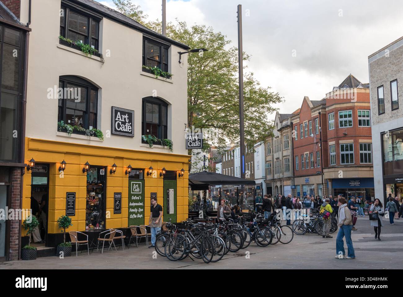 Art Cafe in Oxford's Bonn Square, Shopping Street View, Oxford, UK Stockfoto