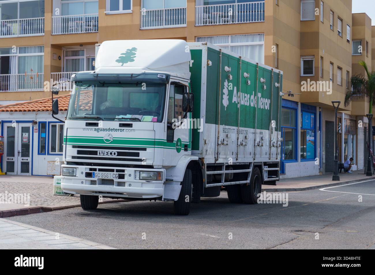 Großer Lkw mit frischem Wasser in Flaschen. Stockfoto