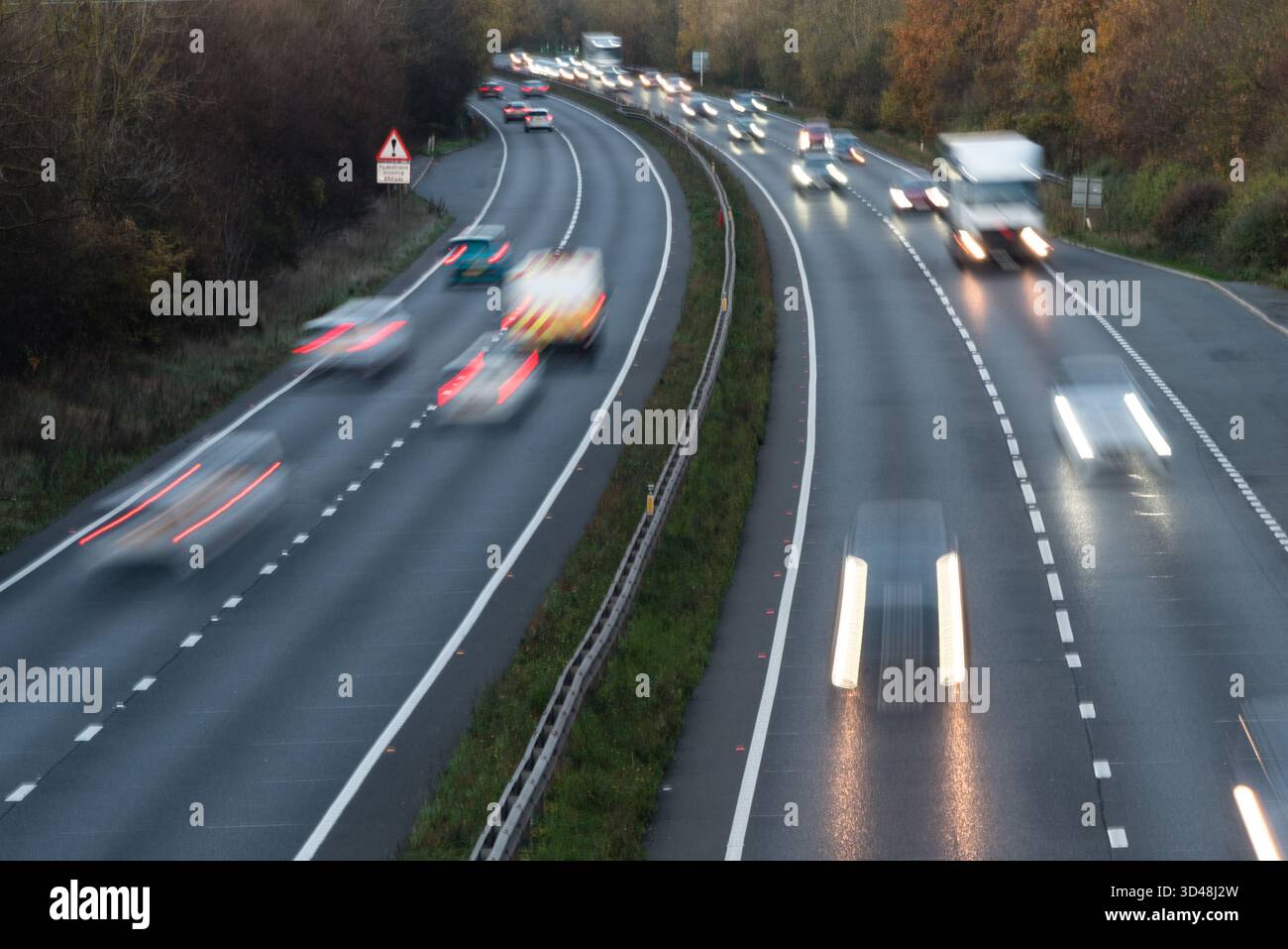 Großbritannien bewegt den Verkehr auf einer zweispurigen Straße mit Autos Stockfoto