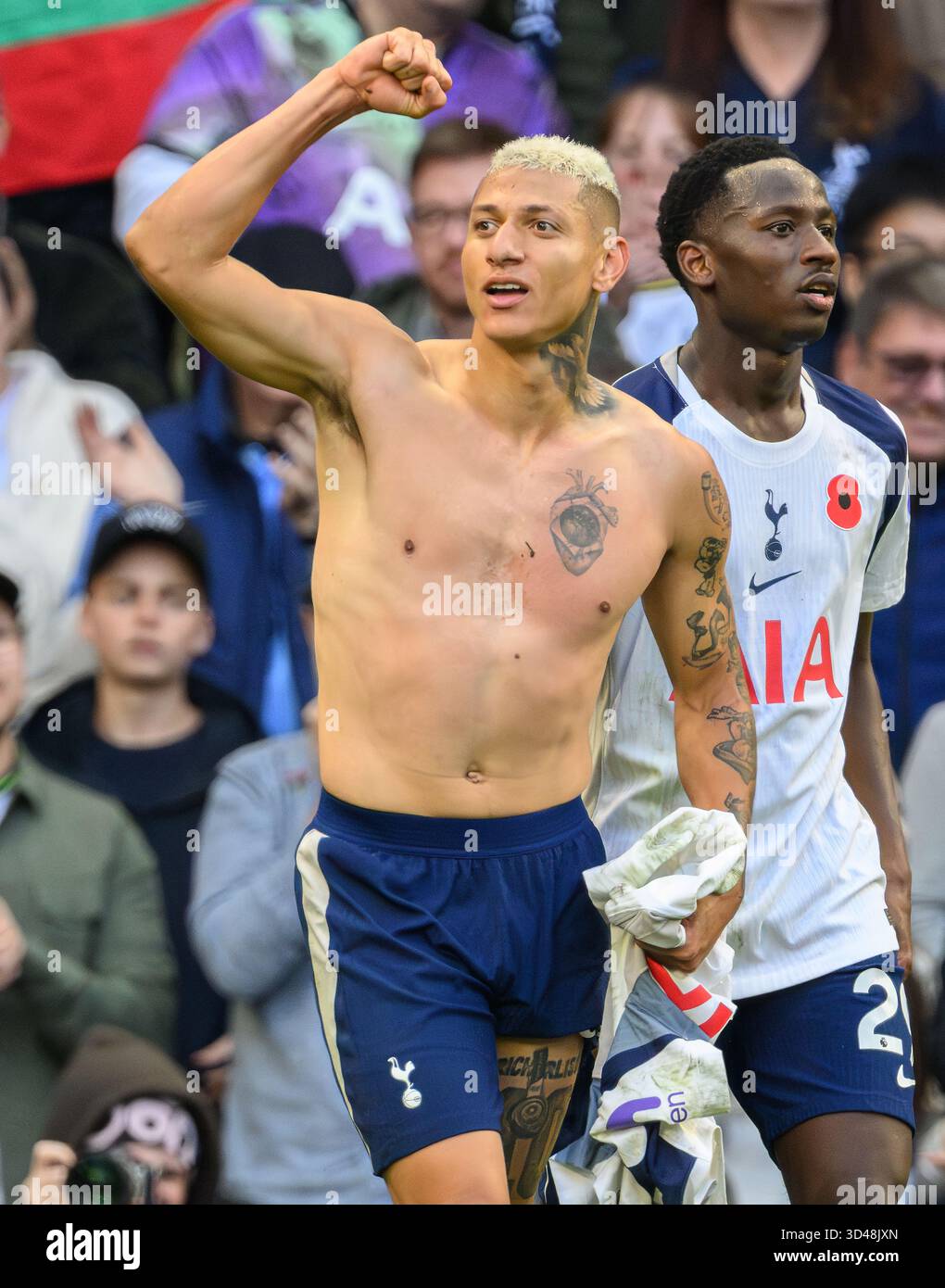 London, Großbritannien. November 2025. Tottenham Hotspur / Manchester United - Premier League - Tottenham Hotspur Stadium - London. Richarlison feiert sein Ziel. Bildnachweis: Mark Pain / Alamy Live News Stockfoto