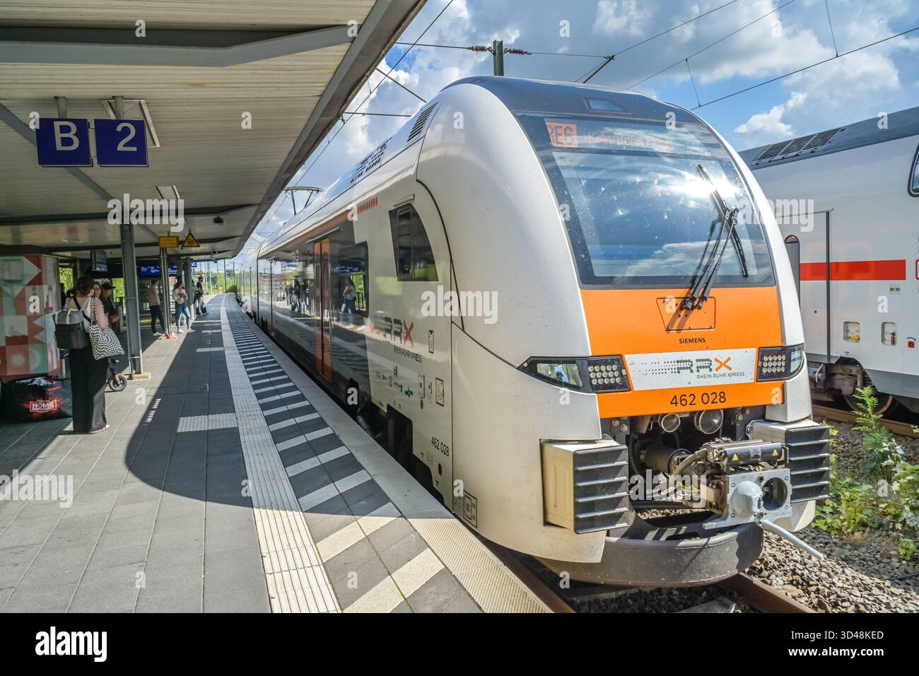 Zug RRX Regionalexpress, Rhein Ruhr Express, Bahnhof Bad Oeynhausen, Kreis Minden-Lübbecke, Nordrhein-Westfalen, Deutschland Stockfoto