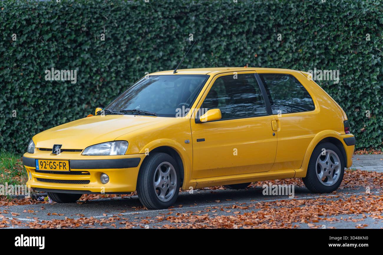 EDE, Niederlande, 08.11.2025, klassischer französischer Superminwagen Peugeot 106 ab 2001 auf der Straße geparkt Stockfoto