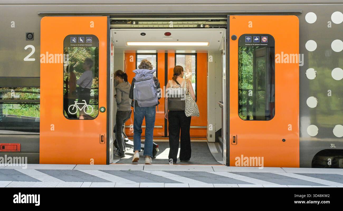 Zug RRX Regionalexpress, Rhein Ruhr Express, Bahnhof Bad Oeynhausen, Kreis Minden-Lübbecke, Nordrhein-Westfalen, Deutschland Stockfoto