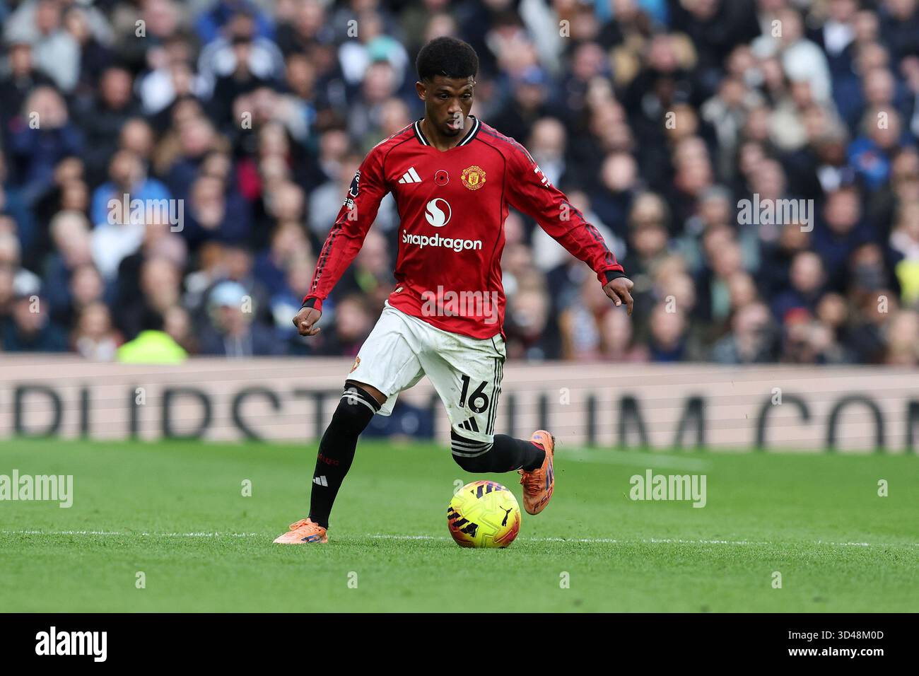 London, Großbritannien. November 2025. AMAD Diallo von Manchester United (16) in Aktion. Premier League-Spiel Tottenham Hotspur gegen Manchester United am Samstag, den 8. November 2025, im Tottenham Hotspur Stadium in London. Dieses Bild darf nur für redaktionelle Zwecke verwendet werden. Nur redaktionelles Bild von Andrew Orchard/Alamy Live News Stockfoto