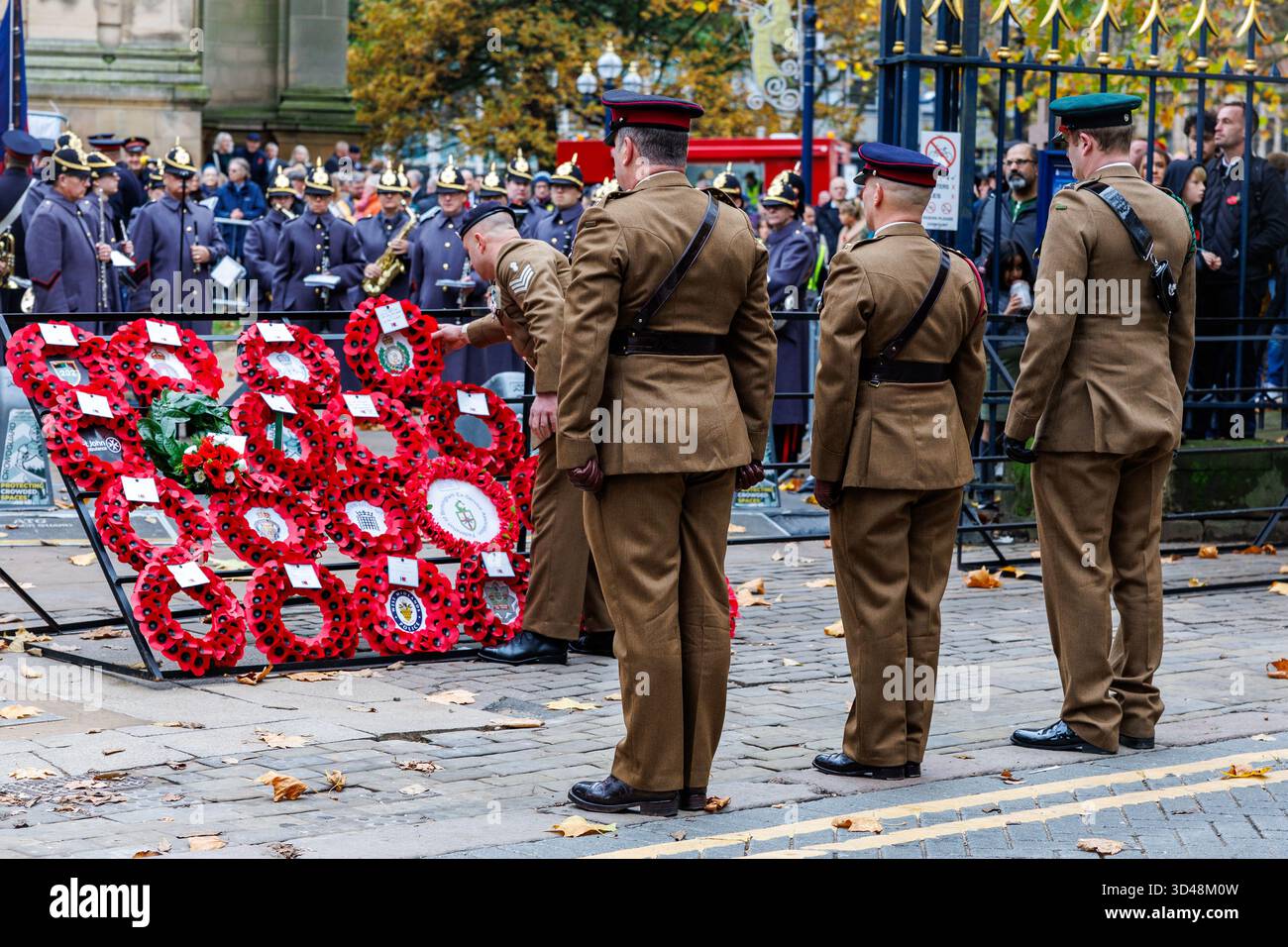 Colmore Row - Birmingham Rememblece sunday Parade - 9. November 2025 gegenüber der St Philip’s Cathedral, in der Militärveteranen anwesend sind Stockfoto