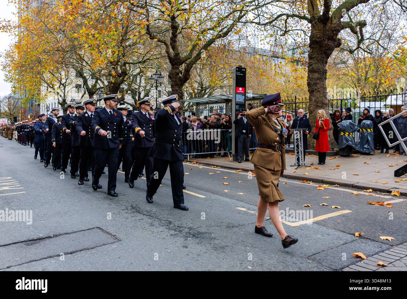 Colmore Row - Birmingham Rememblece sunday Parade - 9. November 2025 gegenüber der St Philip’s Cathedral, in der Militärveteranen anwesend sind Stockfoto