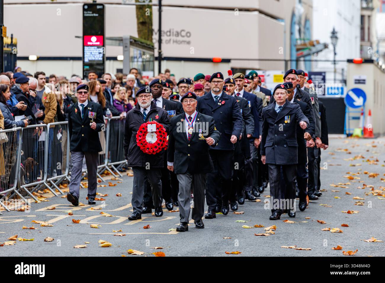 Colmore Row - Birmingham Rememblece sunday Parade - 9. November 2025 gegenüber der St Philip’s Cathedral, in der Militärveteranen anwesend sind Stockfoto