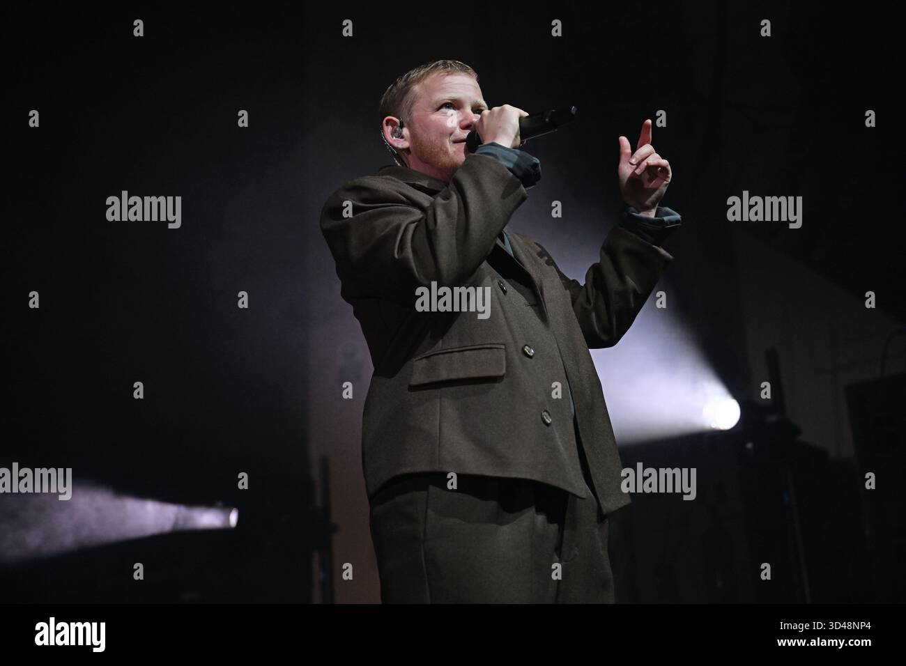 UK. November 2025. LONDON, ENGLAND - 08. NOVEMBER: Kae Tempest tritt am 8. November 2025 in der Brixton Academy auf.CAP/MAR © MAR/Capital Pictures Credit: Capital Pictures/Alamy Live News Stockfoto