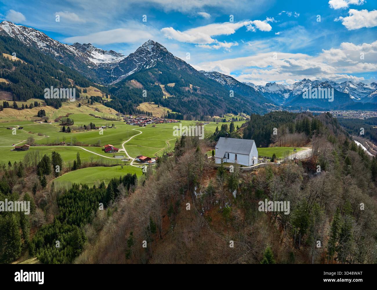 Luftaufnahme der Schöllanger Burgkirche im oberen Illertal in den Allgäuer Alpen bei Oberstdorf in Bayern Stockfoto