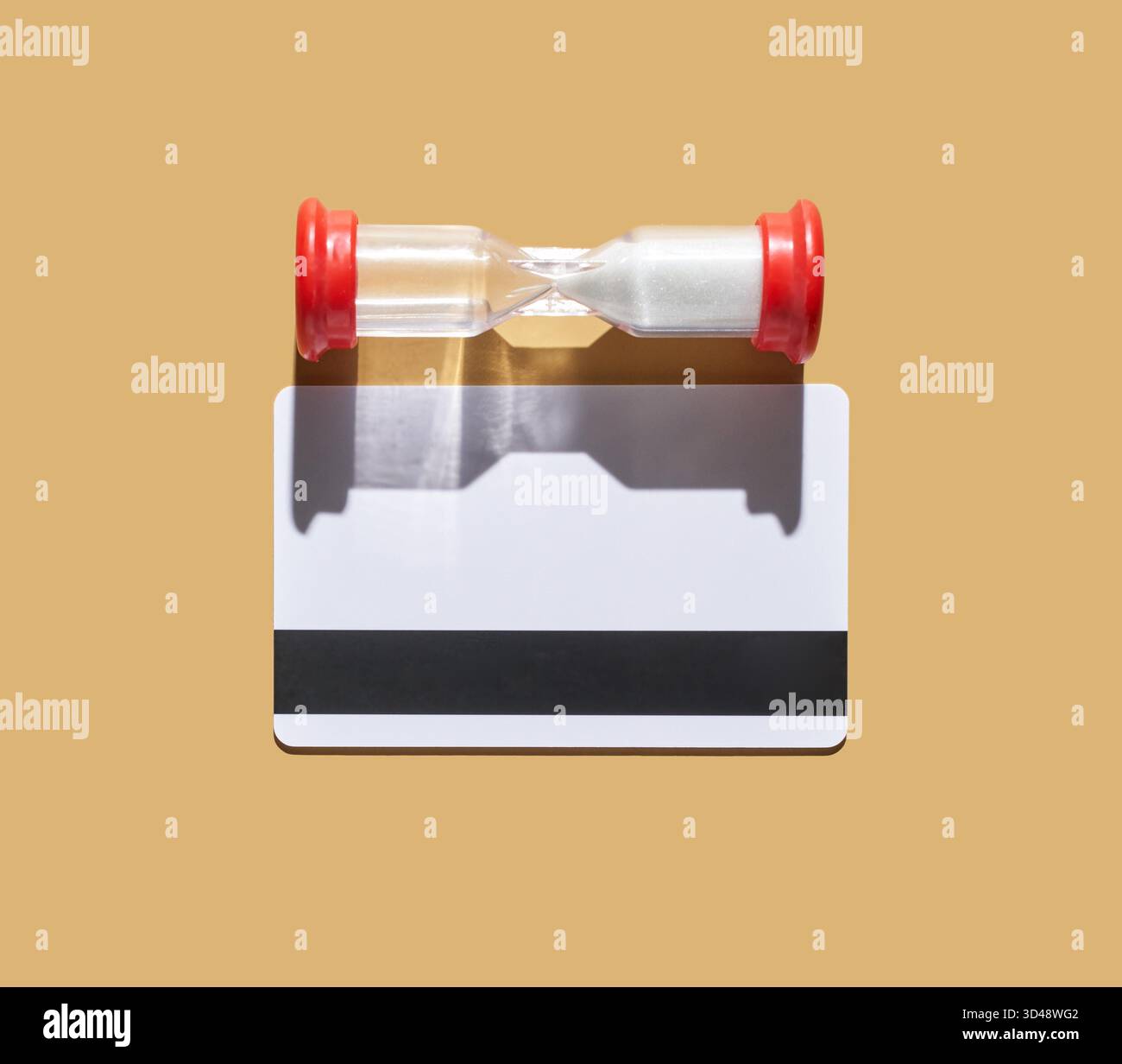 Zeitkonzept mit Sanduhr über leerer Karte auf beigefarbenem Hintergrund für abgelaufene oder zeitlich begrenzte Angebote. Stockfoto