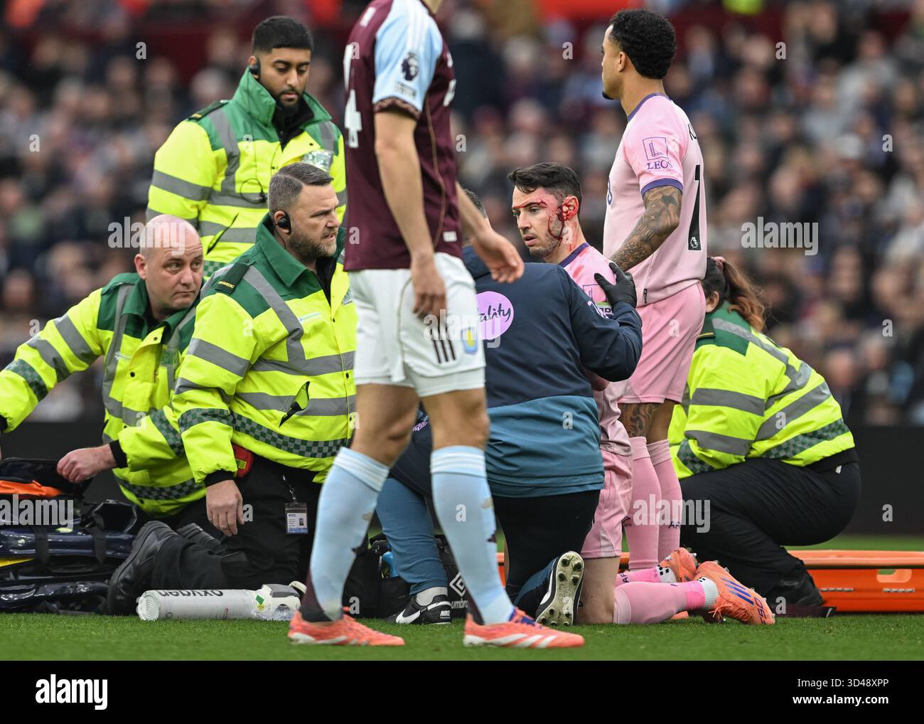 Birmingham, Großbritannien. November 2025. Adam Smith aus Bournemouth erlitt beim Spiel der Aston Villa gegen AFC Bournemouth Premier League in Villa Park, Birmingham, eine Verletzung. Der Bildnachweis sollte lauten: Cody Froggatt/Sportimage Credit: Sportimage Ltd/Alamy Live News Stockfoto