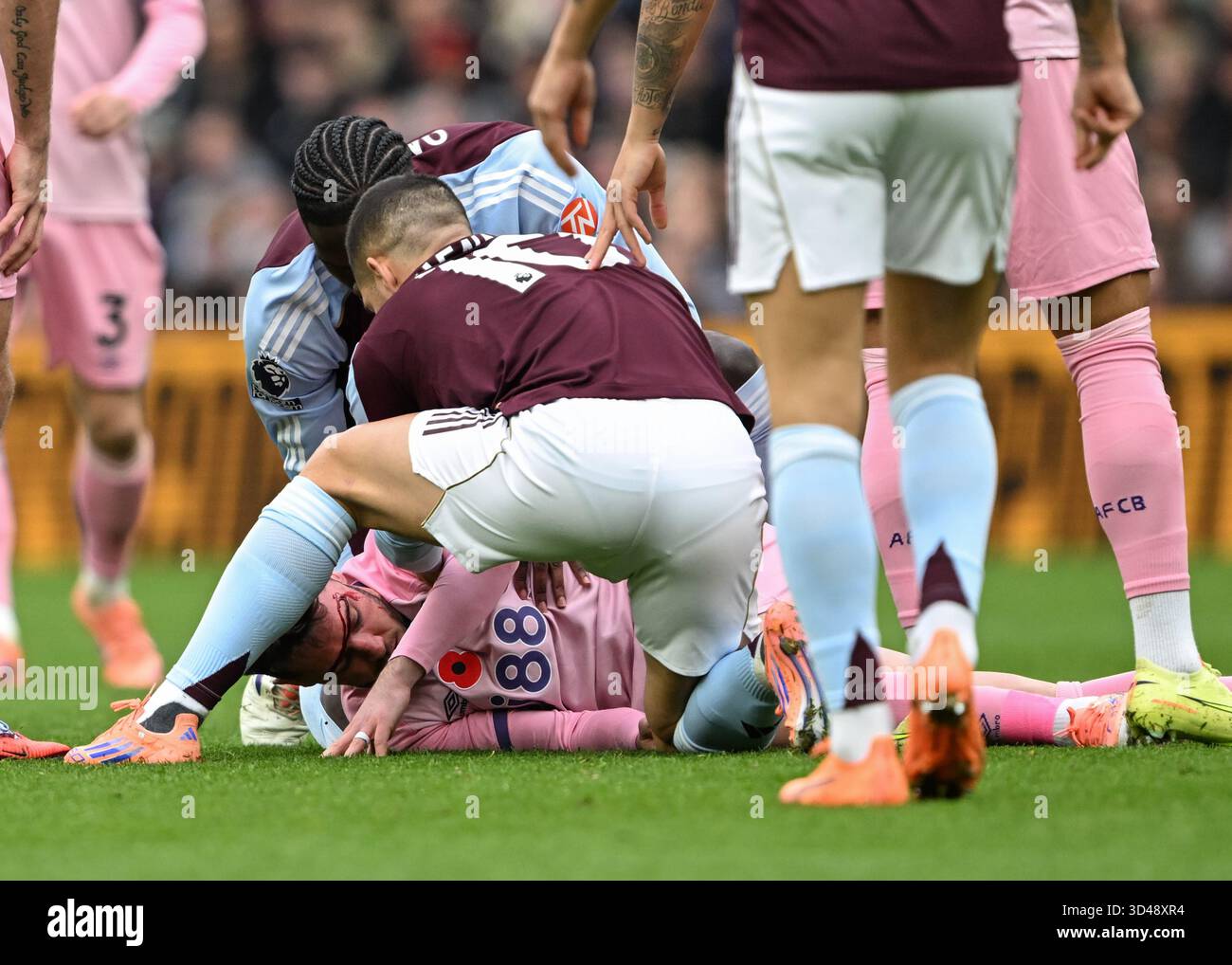 Birmingham, Großbritannien. November 2025. Adam Smith aus Bournemouth erlitt beim Spiel der Aston Villa gegen AFC Bournemouth Premier League in Villa Park, Birmingham, eine Verletzung. Der Bildnachweis sollte lauten: Cody Froggatt/Sportimage Credit: Sportimage Ltd/Alamy Live News Stockfoto