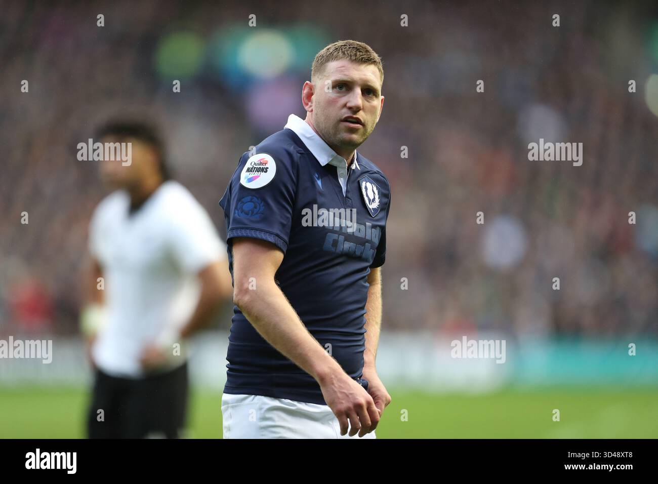Edinburgh, Vereinigtes Königreich, 8. November 2025 - Finn Russell sieht sich die Anzeigetafel für eine Wiederholung an. Schottland gegen Neuseeland im Murrayfield Stadium, Edinburgh - Credit: Thomas Gorman/Alamy Live News Stockfoto