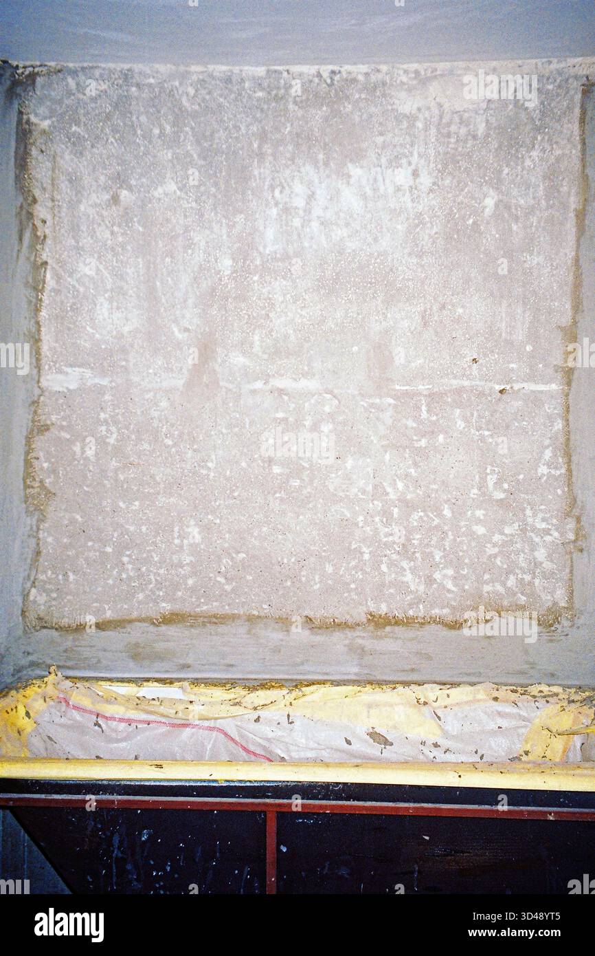 Wandstruktur während der Renovierung, vorbereitet für Fliesen, analoge Ästhetik mit Blitz, rohe und industrielle Innenausstattung, Baudetails sichtbar. Stockfoto