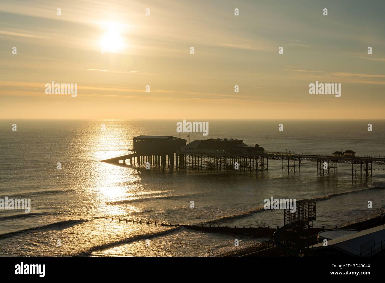 Cromer Pier im goldenen Morgenlicht mit ruhigem Meer Stockfoto