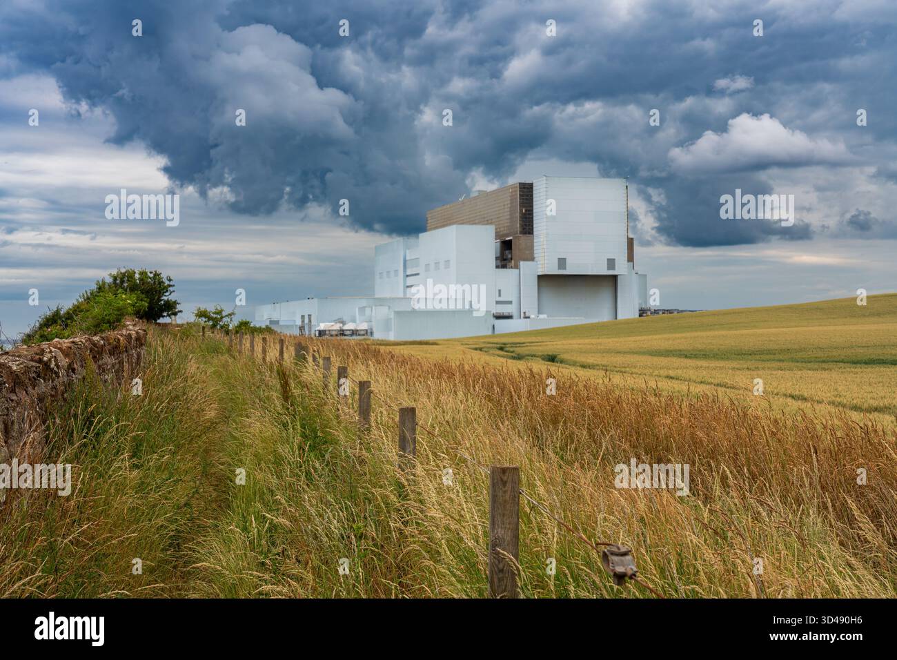 Kernkraftwerk Torness mit Gewitterwolken darüber Stockfoto