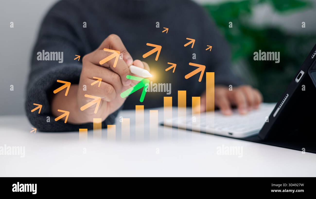 Ein Geschäftsmann, der Pfeile nach oben zieht, und ein steigendes Balkendiagramm, das Geschäftswachstum, Erfolg und digitale Marketingstrategie in moderner Technologie symbolisiert Stockfoto
