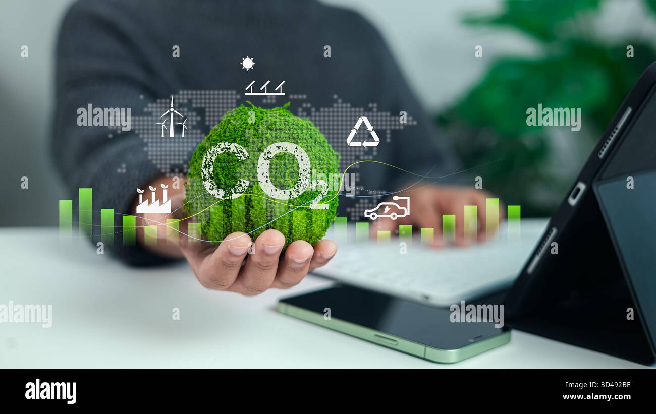 Grüne Erdkugel mit CO2-Symbol und Öko-Symbolen, die die Reduzierung der CO2-Bilanz, erneuerbare Energien und nachhaltiges Geschäft in Mo repräsentieren Stockfoto