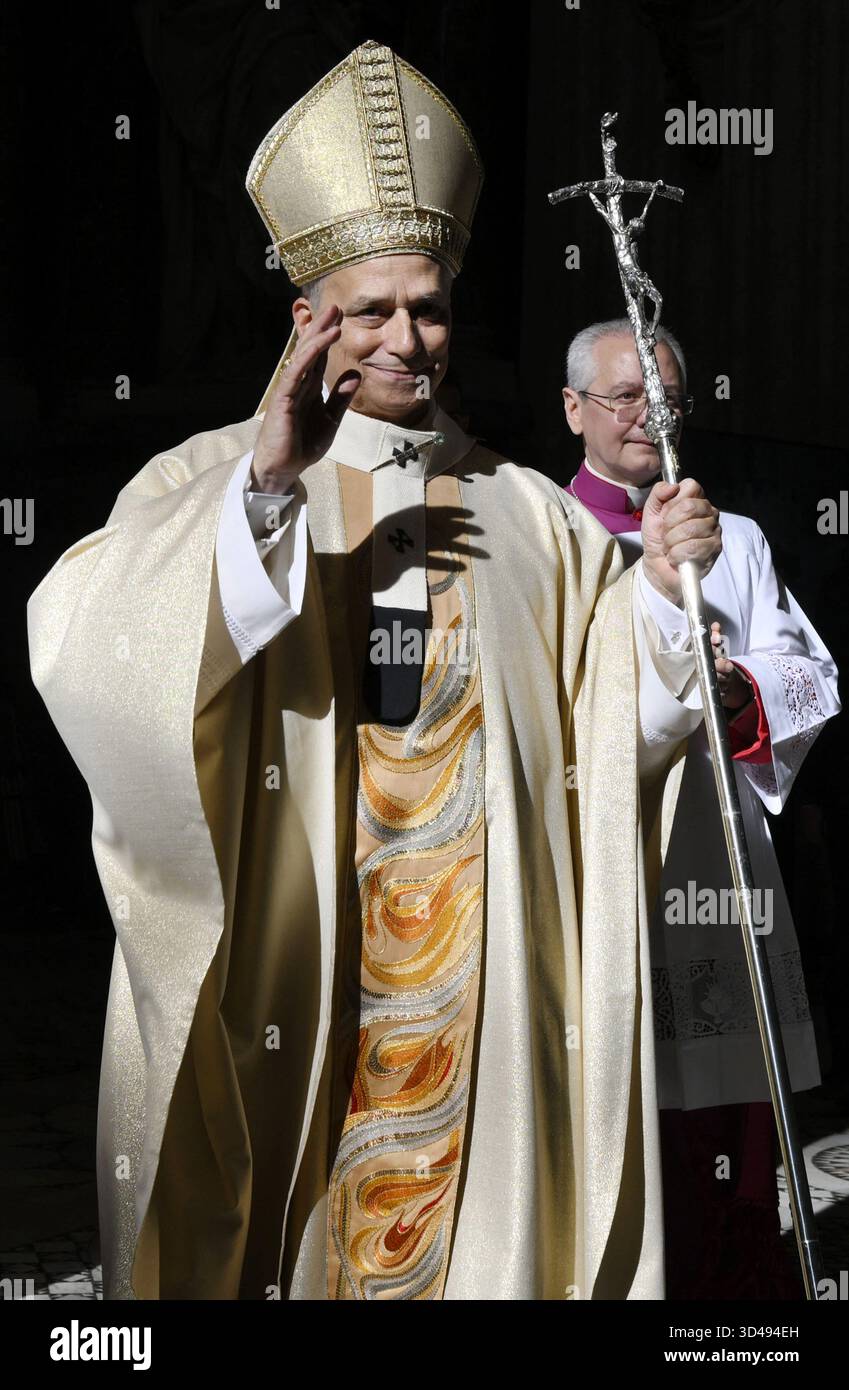 Papst Leo XIV. Feiert am 9. November 2025 die Heilige Messe in der Kathedrale von Rom zum fest der Weihung der Basilika San Giovanni in Laterano in Rom, Italien. Der Papst erinnerte an die wichtige Geschichte der Kathedrale, die auf Geheiß des römischen Kaisers Konstantin erbaut wurde, nachdem er den Christen 313 n. Chr. die Religionsfreiheit gewährte, und einige Jahre später von Papst Sylvester I. geweiht wurde. Papst Leo XIV. Betonte jedoch, dass diese Basilika, die „Mutter aller Kirchen“, „viel mehr ist als ein Denkmal oder ein historisches Denkmal“. Foto: (EV) Vatican Media/ABACAPRESS.COM Stockfoto