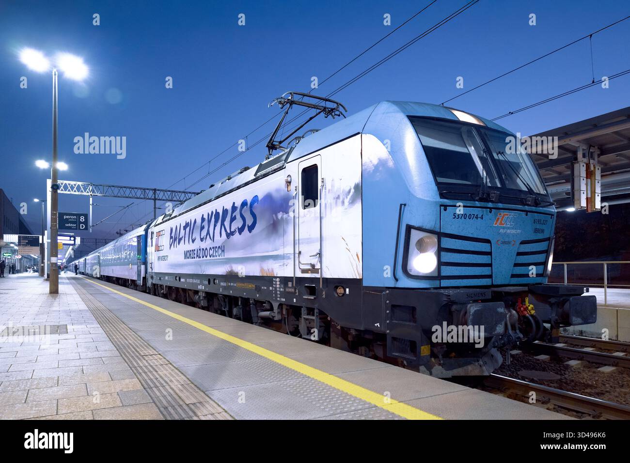 Eine Siemens Vectron-Lokomotive in der Lackierung von PKP Intercity, die den Baltic Express-Zug vom Prager Hauptbahnhof zum Gdingener Hauptbahnhof führt. Stockfoto
