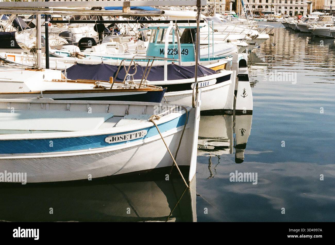 Eine nostalgische analoge Reise durch Marseille, Frankreich, die den zeitlosen Charme des Vieux-Port, die historische Architektur und das mediterrane Licht einfängt Stockfoto