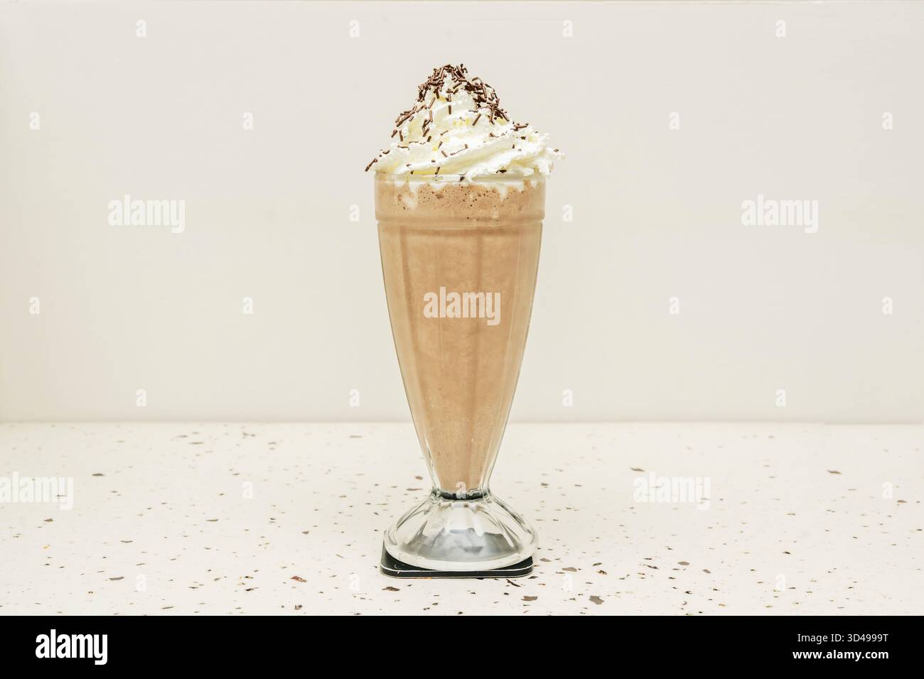 Cotton Candy Shake mit Vanilleeis, blauem Erdbeersirup und einer Portion Zuckerwatte Stockfoto